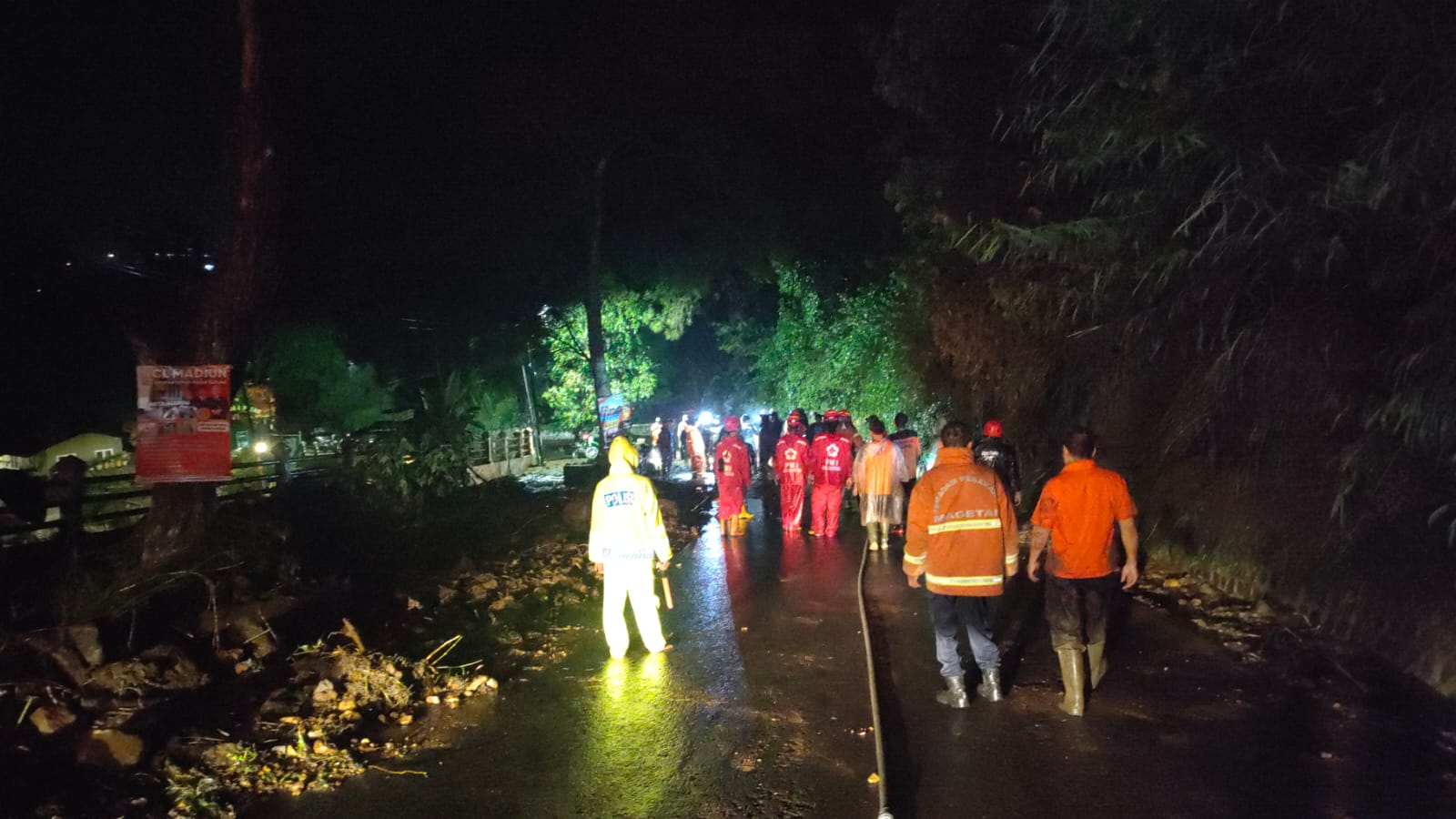 Hujan Deras, Jalur ke Telaga Sarangan Longsor Seret Pengendara Motor