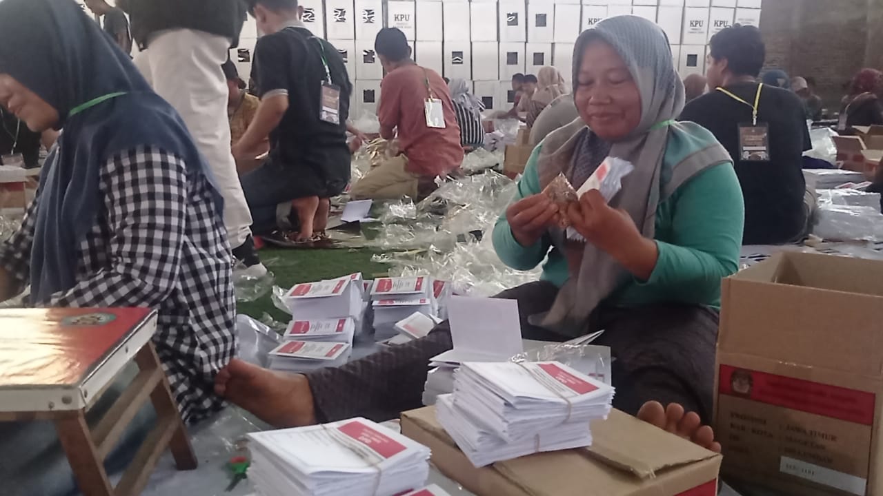 Berkah Melipat Surat Suara, Rosmiyatun Mengaku Akan Digunakan Memperbaiki Kandang Sapi.