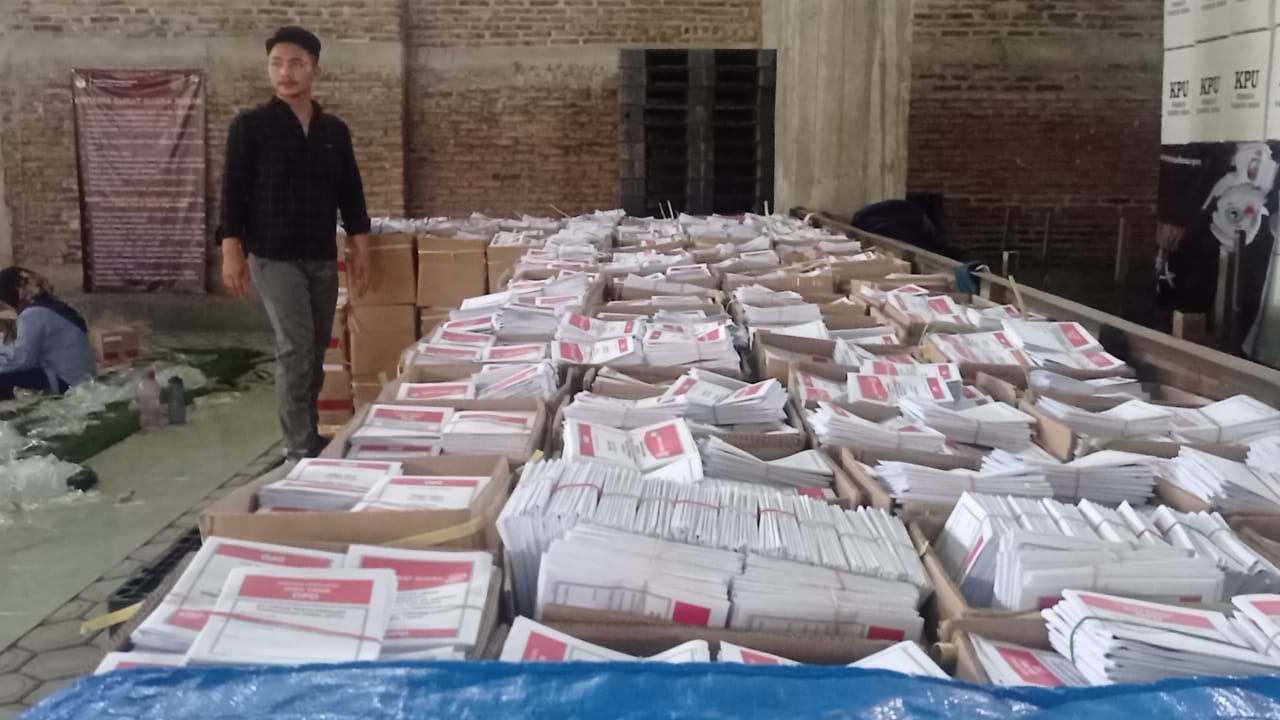 KPU Magetan Pastikan Pelipatan Surat Suara DPD RI Selesai, Menyusul Pelipatan Surat Suara Pilpres. 