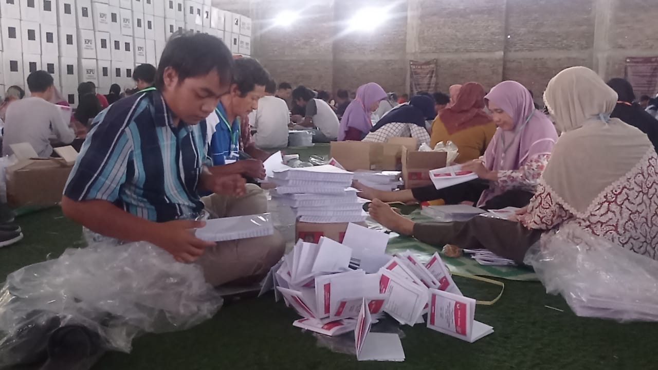 KPU Magetan Targetkan 2 Hari Pelipatan Surat Suara DPD RI Dengan 146 Pekerja Pelipat Suara.