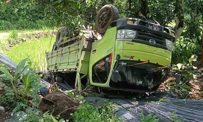 Tak Kenal Medan, Truk Muatan Besi Terbalik di Magetan.