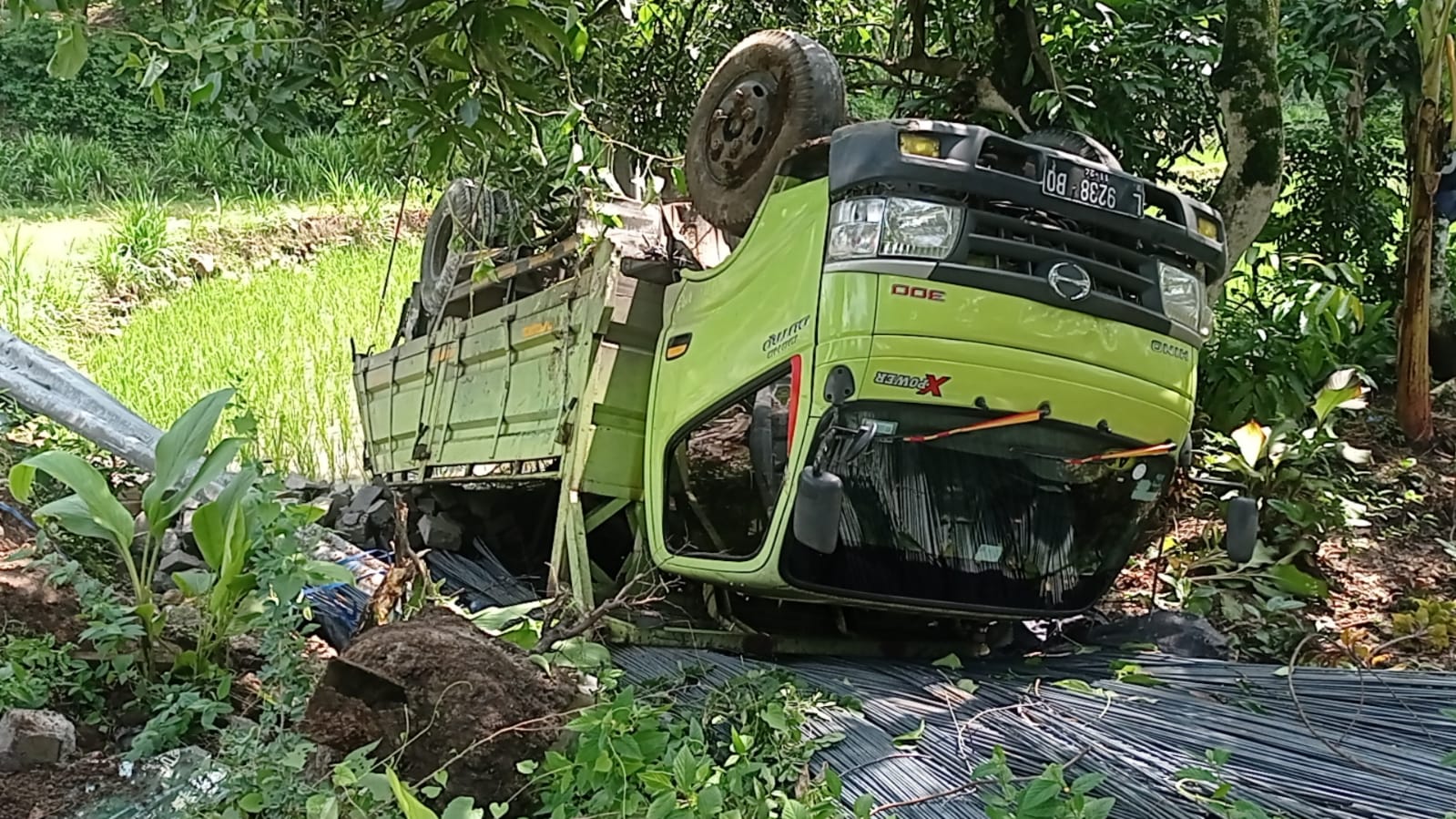Tak Kenal Medan, Truk Muatan Besi Terbalik di Magetan.