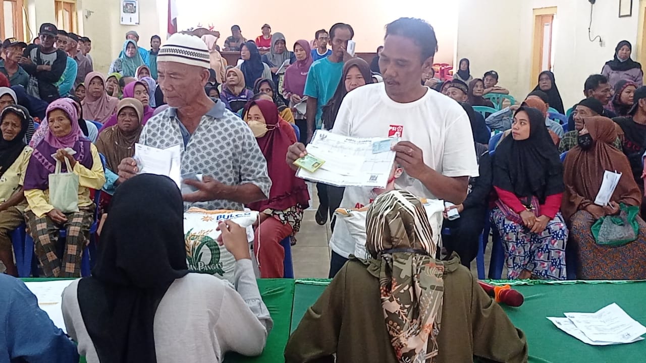 Terima Bantuan Beras Miskin, Warga Desa Tinap Mengaku Sangat  Membantu Saat Harga  Beras Mahal.