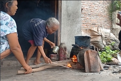 Tak Terdaftar Sebagai Penerima Raskin, Mbah Semi Dapat Bantuan Sembako, Rehab Dapur dan Pemasangan Listrik Gratis Dari dari Masyarakat.