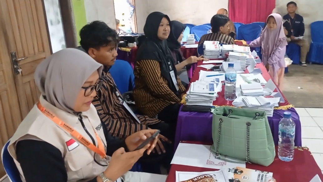 Di TPS 2 Desa Mulyo Rejo Panekan Ada Bakso, Buah Buahan dan Gorengan Urunan Warga.