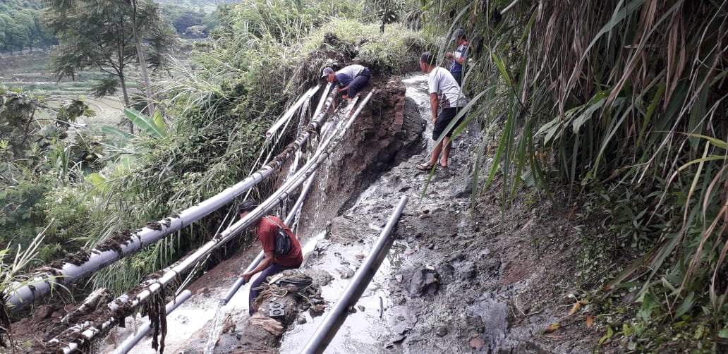 Saluran Irigasi Di Desa Dadi Jebol, 15 Rumah Warga Terdampak Banjir Belasan Sambungan Pipa Air 4 Desa Terdampak.
