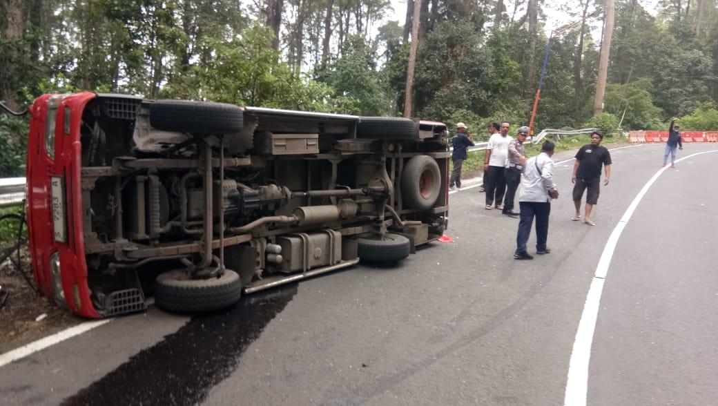 Mobil Elf Rombongan Wisatawan dari Tuban Terguling di Jalur Maut Sarangan – Cemorosewu, 11 penumpang Dilarikan ke Rumah Sakit