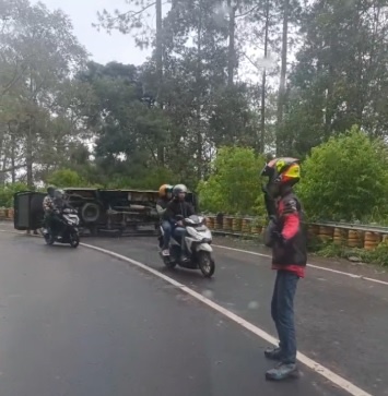 Mobil Isuzu Elf Rombongan Mahasiswa Tulungagung Terguling di Jalur Maut Sarangan – Cemorosewu.