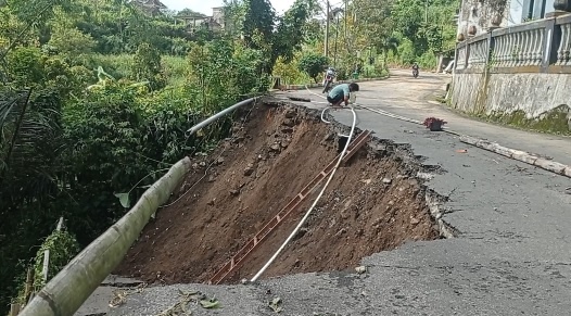 Hujan Deras Talut Penghubung Antar Desa di Desa Gonggang Ambrol, 700 Kepala Keluarga Kesulitan Mobilitas.