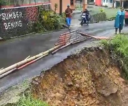 Hujan Deras Guyur kampung Wonomulyo, Talut Jalan Longsor, 1.500 meter persegi Tanaman Sayur Warga Tertimbum Material Longsor.