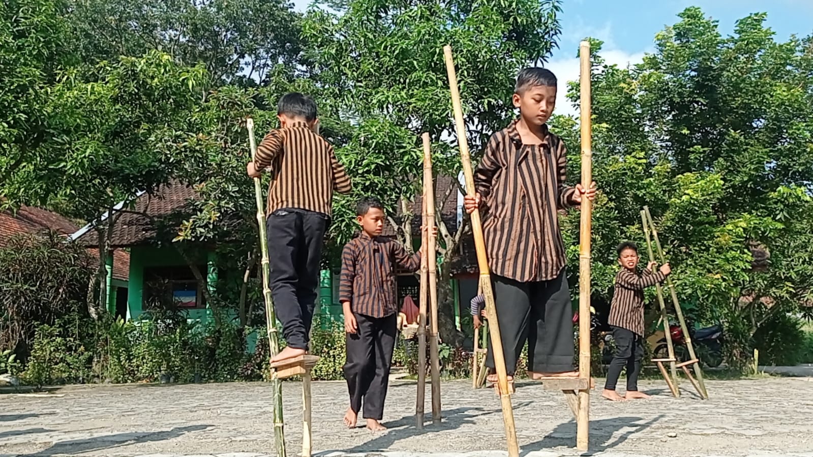 Serunya Permainan Egrang di Peringatan Hari Pendidikan Nasional di Magetan.