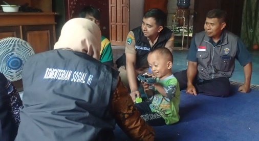 Kemensos Turun Bantu Pengobatan Hasan, Anak Pedagang Pentol Keliling yang Alami Tulang Rapuh.
