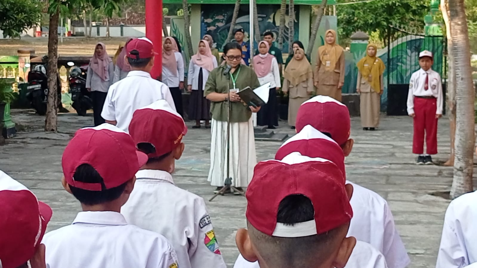 Kenalkan Beragam Profesi, Kelas Inspirasi Magetan Sambangi SDN Baron 1.