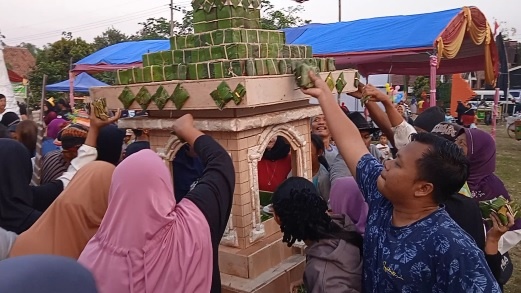 Merti Bumi, Cara Warga Desa Terung Perkenalkan Produk Tempe Berbalut Seni Tari dan Pawai.