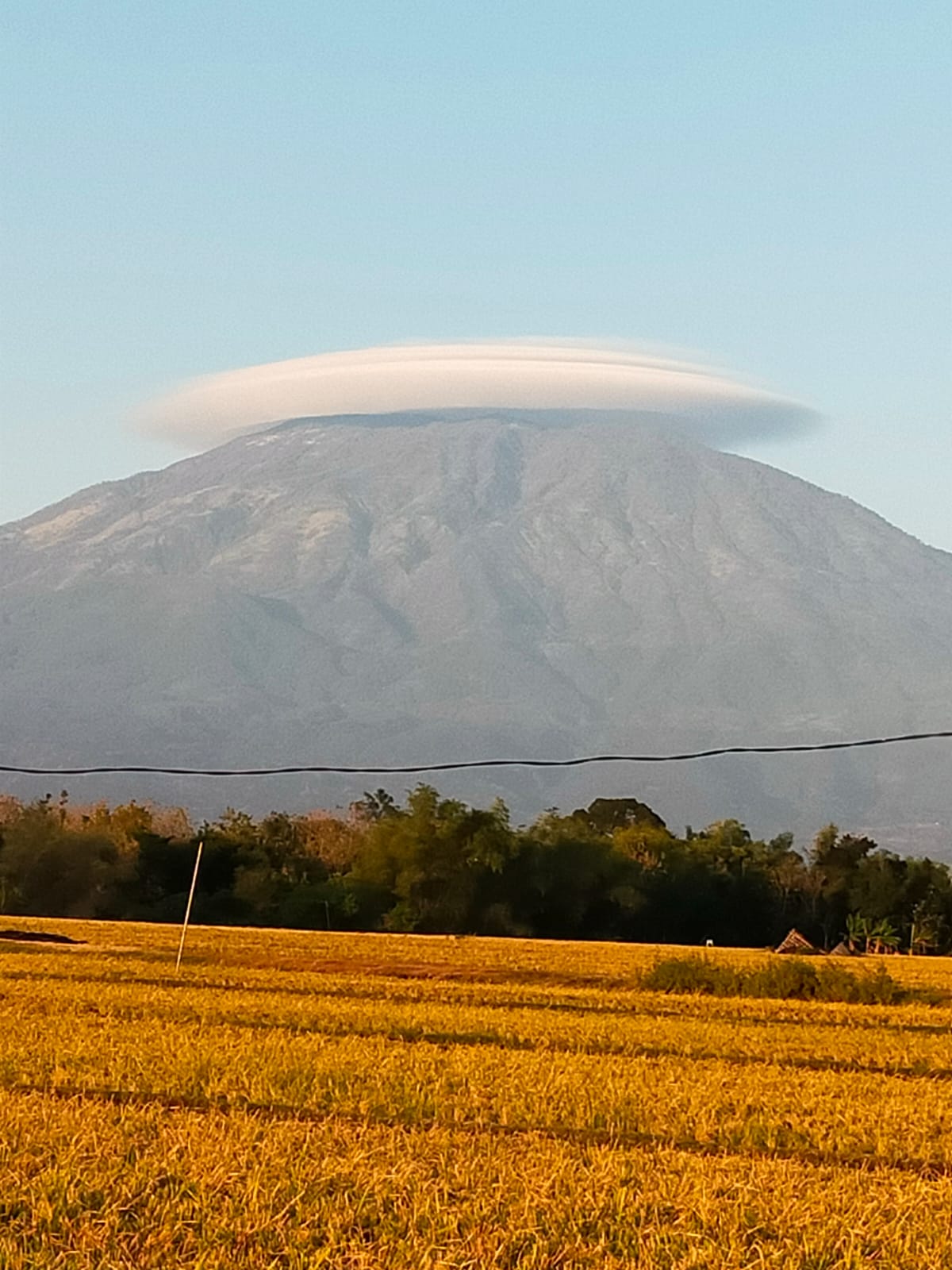 Gunung Lawu Bertopi, BMKG Ingatkan Potensi Angin Kencang dan Hujan Deras Bagi Pendaki.