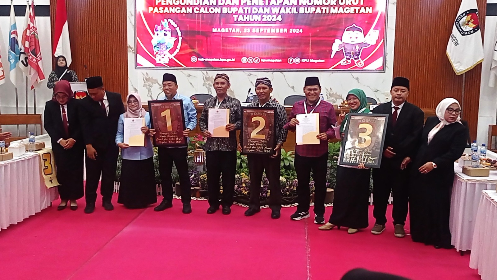 Pendukung 3 Paslon di Magetan Perang Yel Yel Usai Undian Nomor Urut.