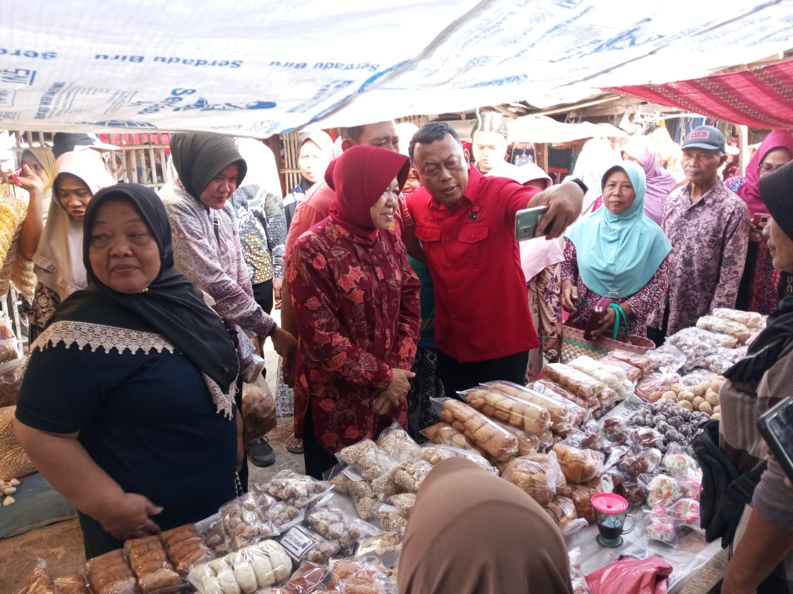 Risma “Disambati” Lansia yang Miskin Saat Berkunjung ke Pasar di Ponorogo.