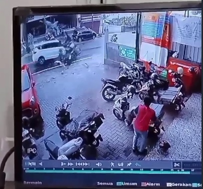 Pengemudi Suzuki R Tiga Mengantuk Tabrak 3 Motor Siswa SMK yang Pulang Sekolah, 1 Tewas 5 Kritis. 