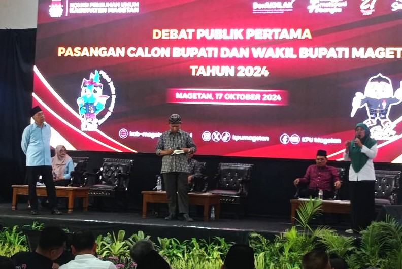 Debat Perdana Pilkada di Magetan Diwarnai Protes Paslon Terkait Tema yang Melebar Serta Minimnya Waktu Penjelasan Visi Misi.