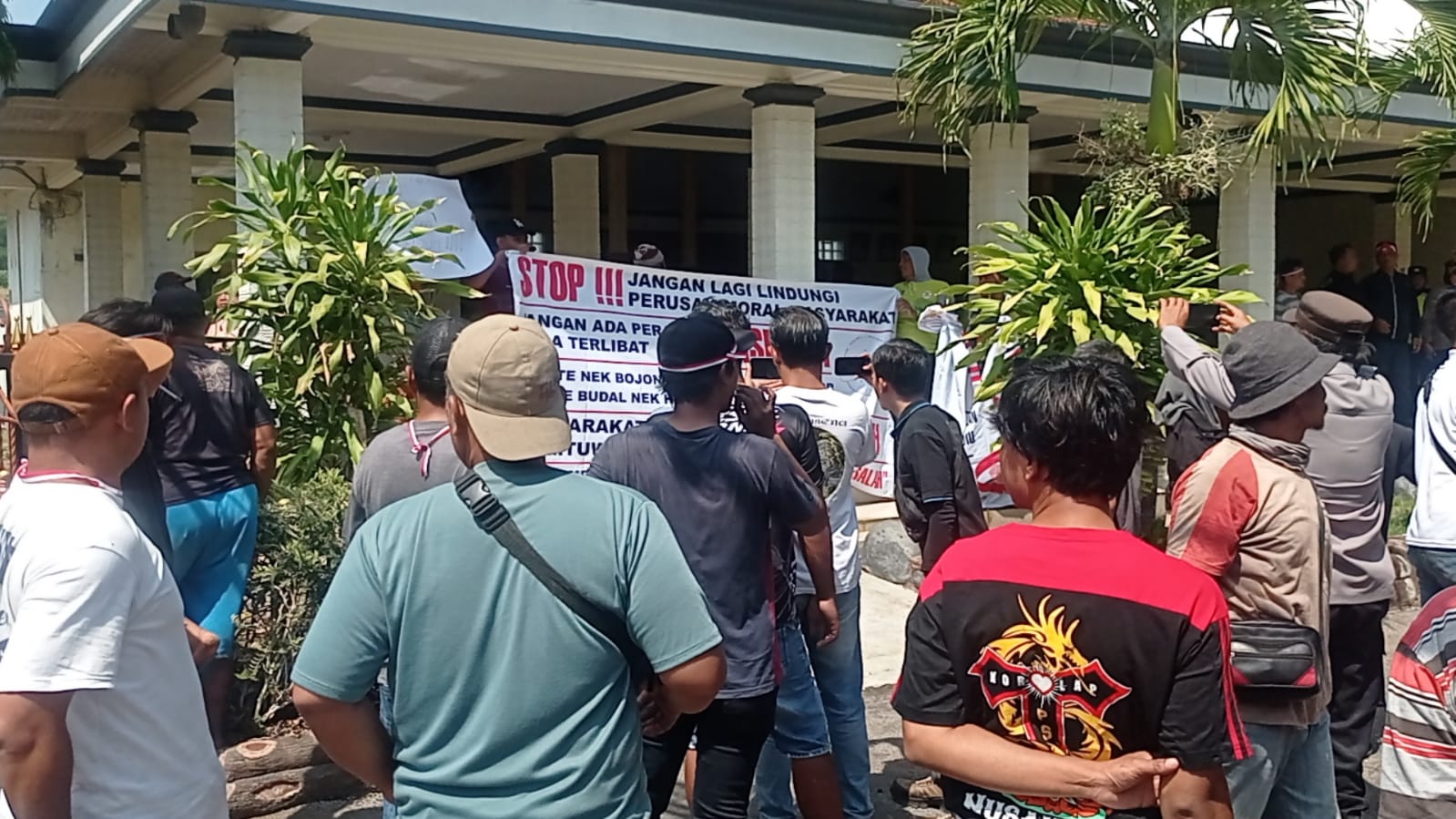 Ratusan Warga Desa Wates Ngeluruk Kantor Desa Wates Desak Pemerintah Daerah Copot Kasun Yang Selingkuh Dengan Warga.