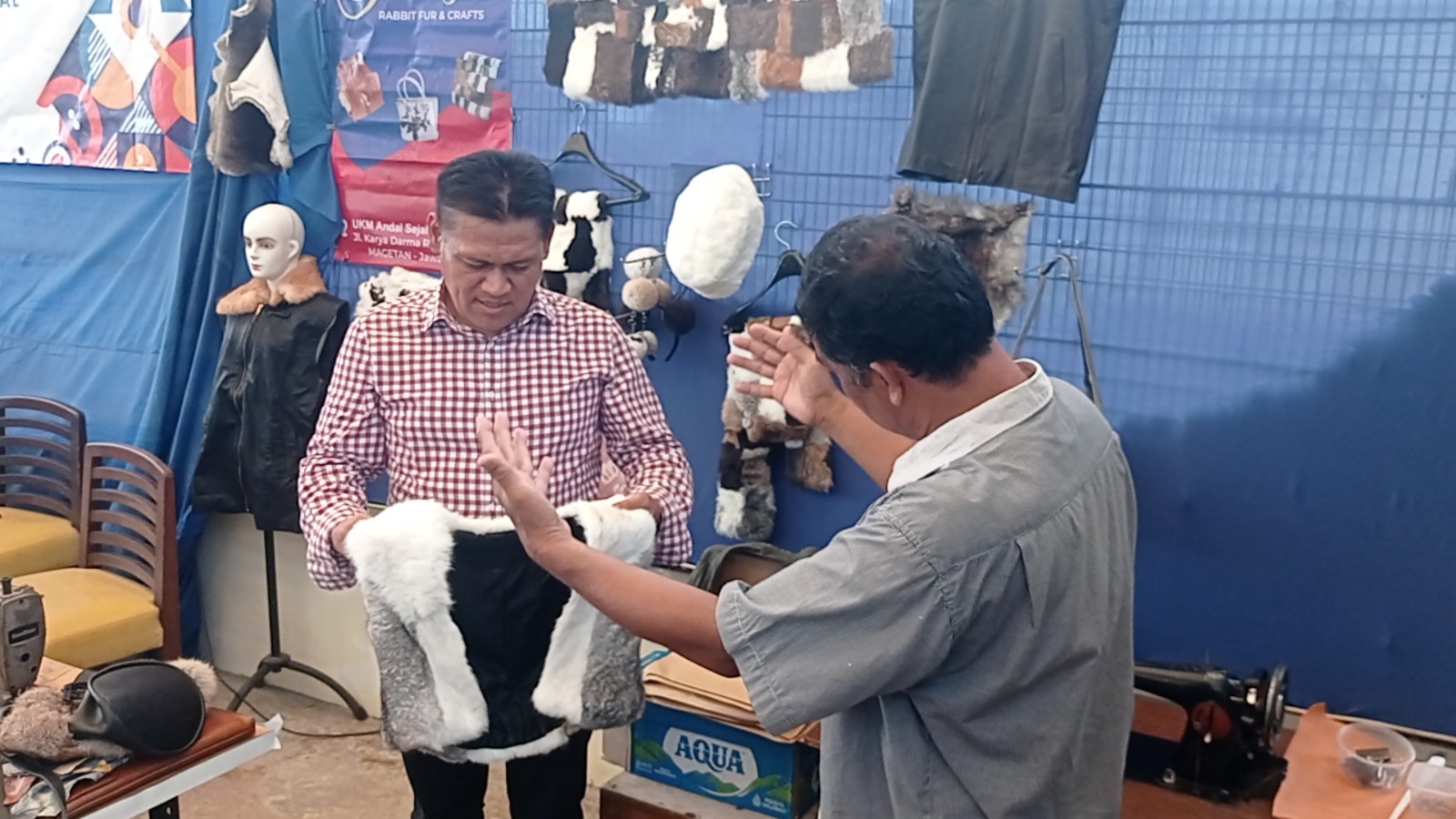 Sambangi UMKM Pengrajin Kulit Kelinci, Calon Bupati Magetan Kenalkan Program Bela Beli Magetan.