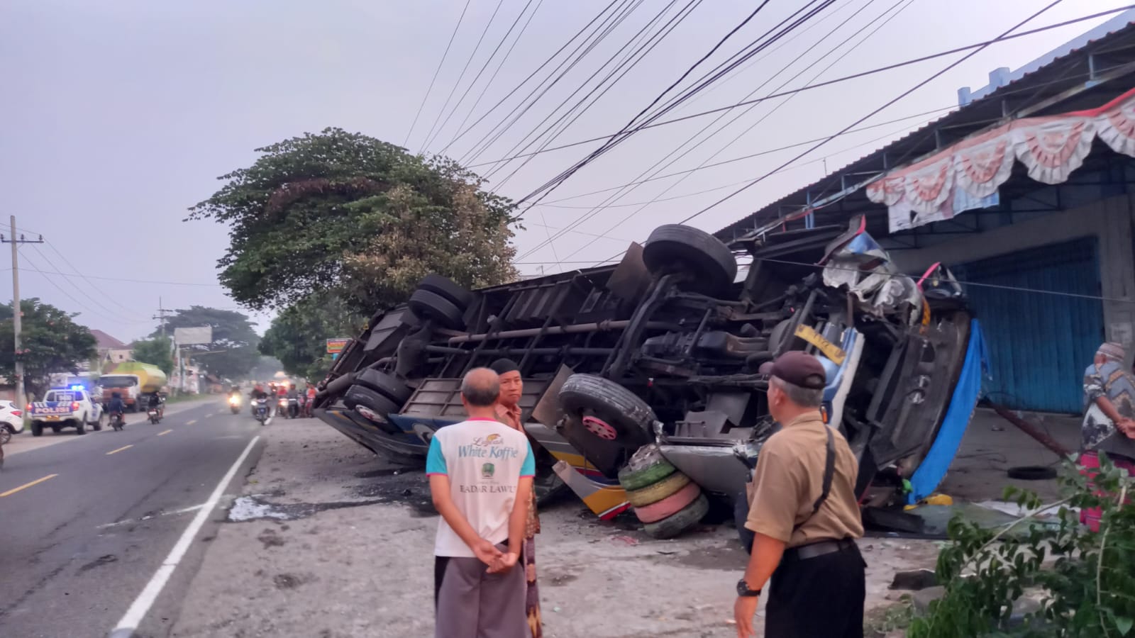 Hindari Pemotor Diduga Mabuk Jatuh Ditengah Jalan, Bus Sumber Selamat Terbalik di Magetan.