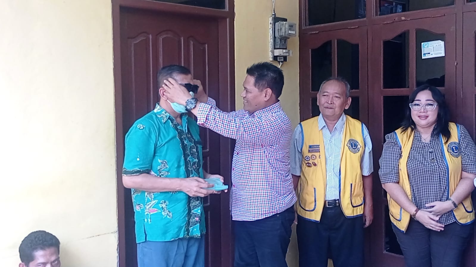 Berbagi Kacamata Dengan Tuna Netra, Calon Bupati Sujatno : Kita Harus Membantu Mereka Agar Bisa Mengembangkan Keahliannya dan Mandiri
