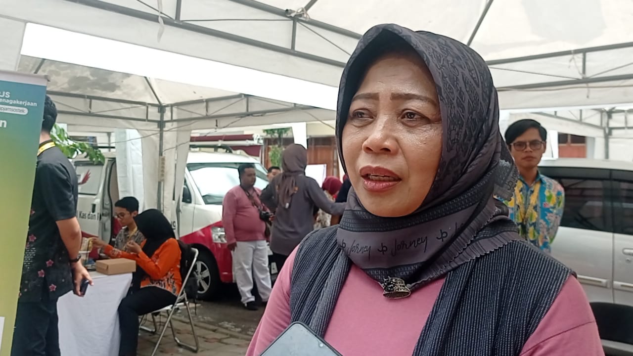 Gelar Pelayanan Publik di Halaman Pasar Baru, Kadin Perijinan Magetan Dapat Pesan dari Presiden Prabowo : Kalau Bisa Dipermudah Jangan Dipersulit.