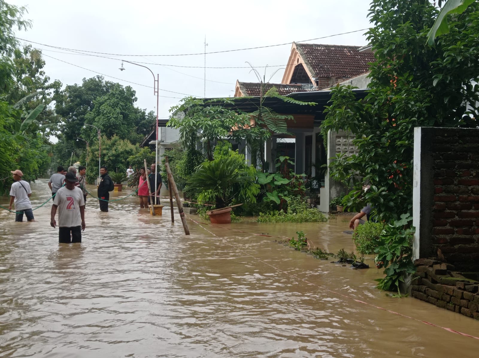 BPBD Ponorogo Sebut Ada 13 Titik Tanggul Jebol yang Membuat Banjir Merendam 7 Kecamatan.