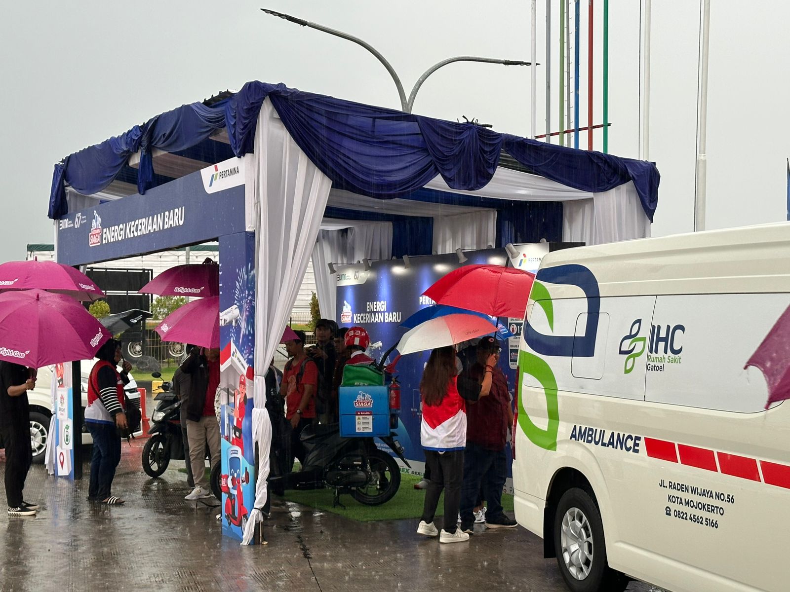 Siap Hadapi Nataru, Pertamina Patraniaga Jatimbalinus Berikan Layanan Antar BBM Bagi Kendaraan Kehabisan BBM yang Terjebak Macet.