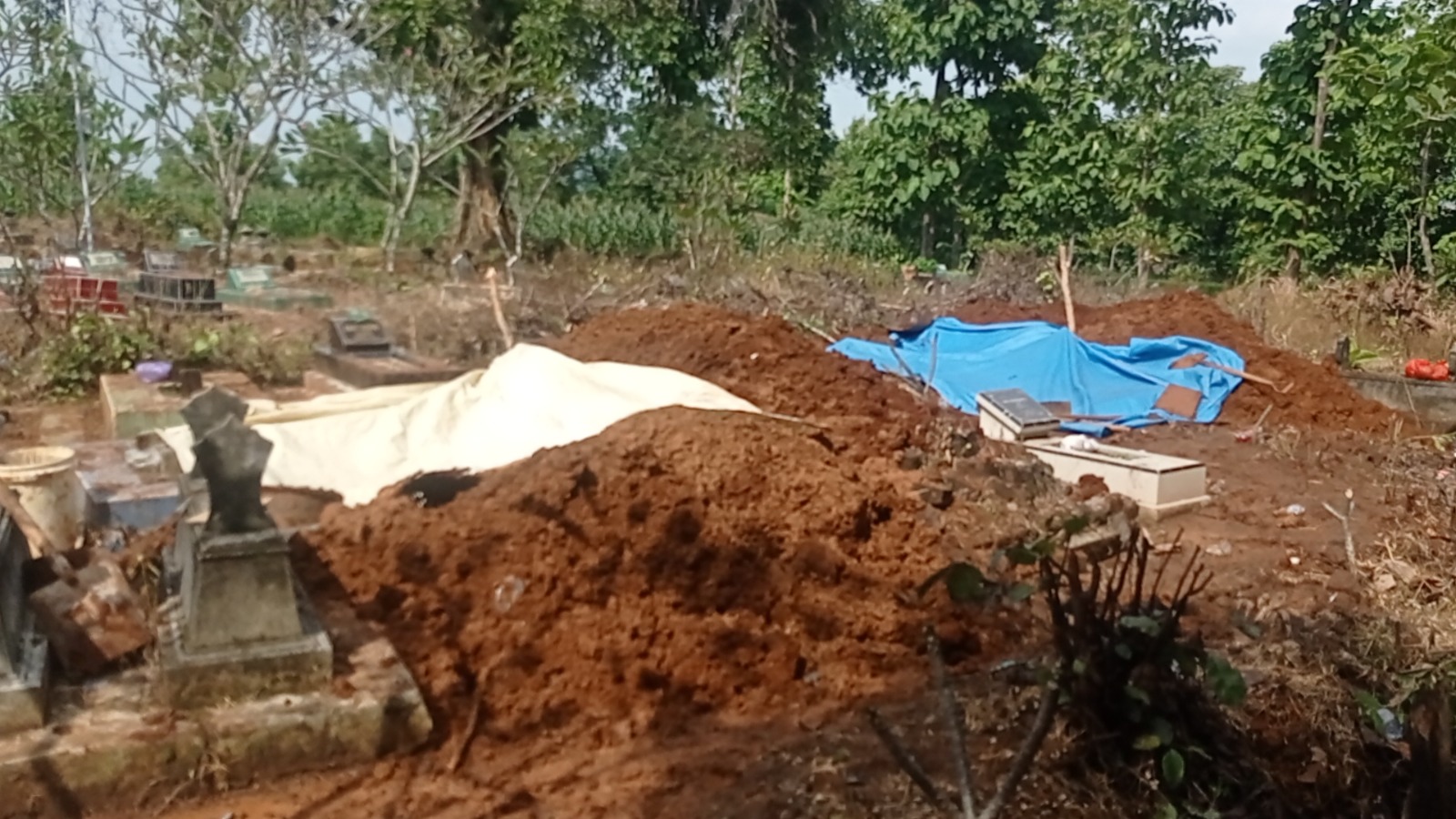 Liang Lahat Korban Tanah Longsor di Bali Sudah Siap, Didik dan Dwi Dimakamkan Berdampingan.