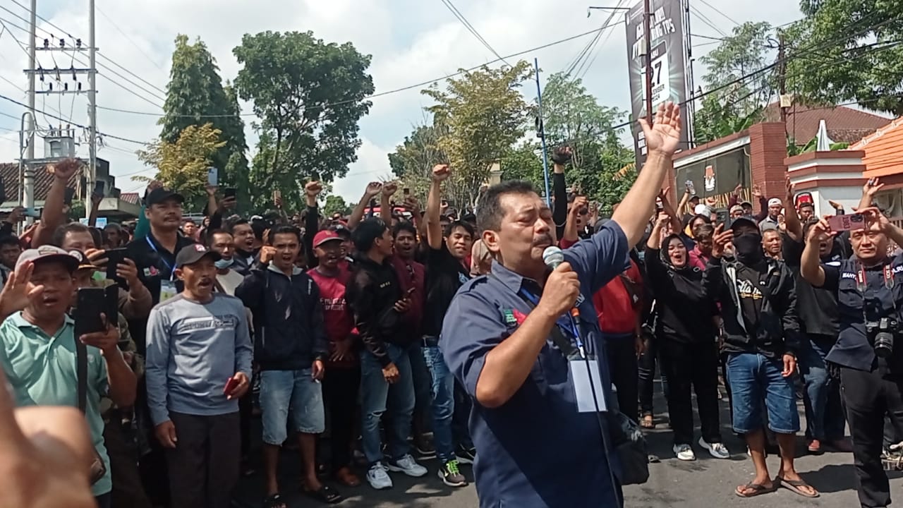 Geruduk Sidang Larangan Berjualan di PN Magetan, Ketua Etek Lawu Magetan Sebut Perputaran Ekonomi Pedagang Etek Rp 1,7 M Melayang.