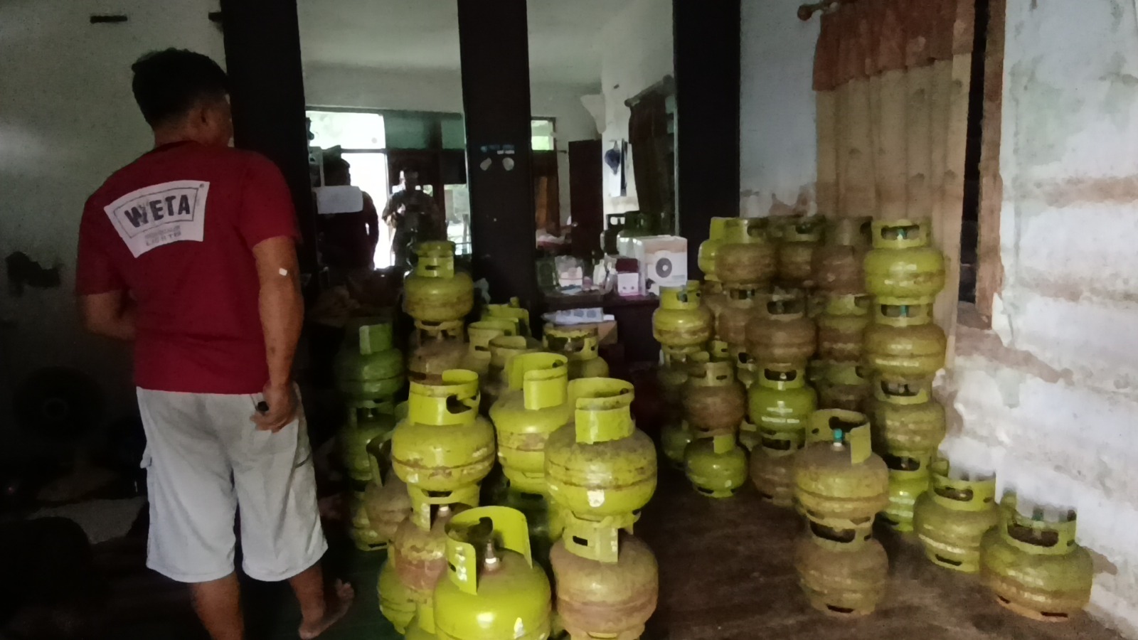 Pengecer LPG Subsidi 3 Kilogram di Magetan yang Sempat Takut Dituding Melanggar Aturan Ketika Kembali Diberi Kuota.