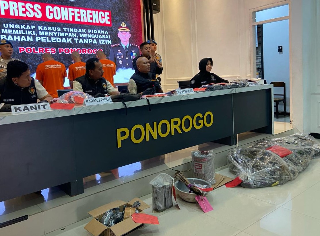 Terbangkan Balon Udara Atas Nama Tradisi, 8 Remaja di Ponorogo Terancam UU Darurat. 