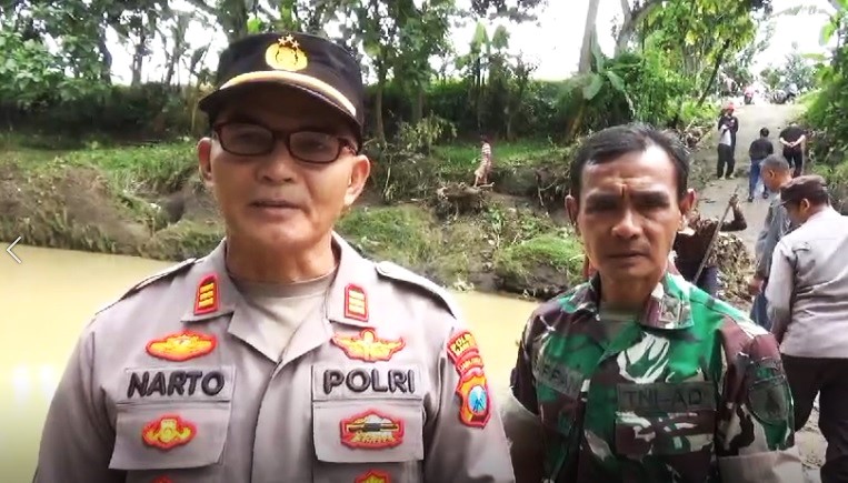 Korban Hanyut di Sungai Magetan Mengemasi Peralatan Pancing Saat Banjir Menerjang.