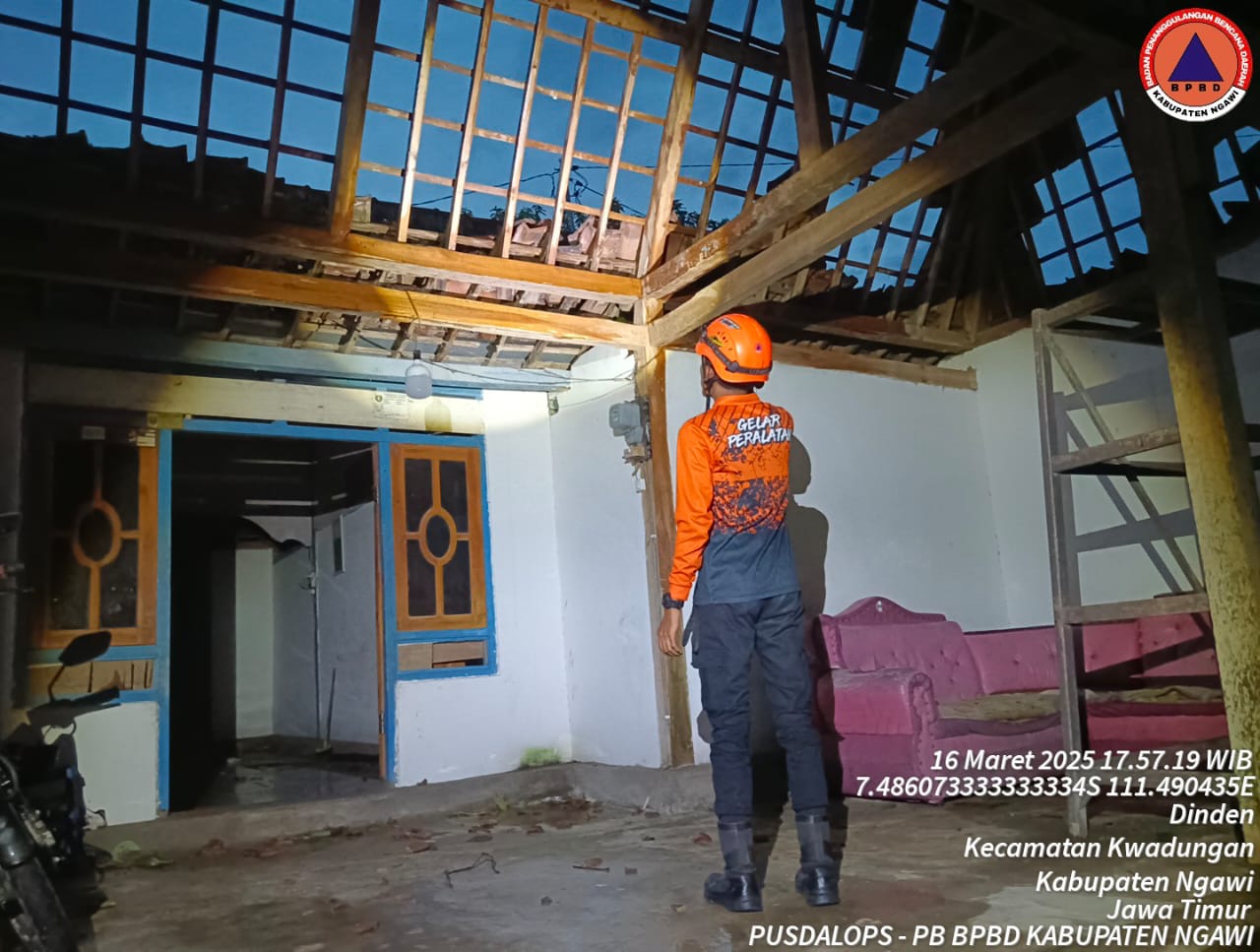 Diterjang Hujan Disertai Angin Puting Beliung, 18 Rumah di Ngawi Mengalami Rusak Ringan Hingga Berat.