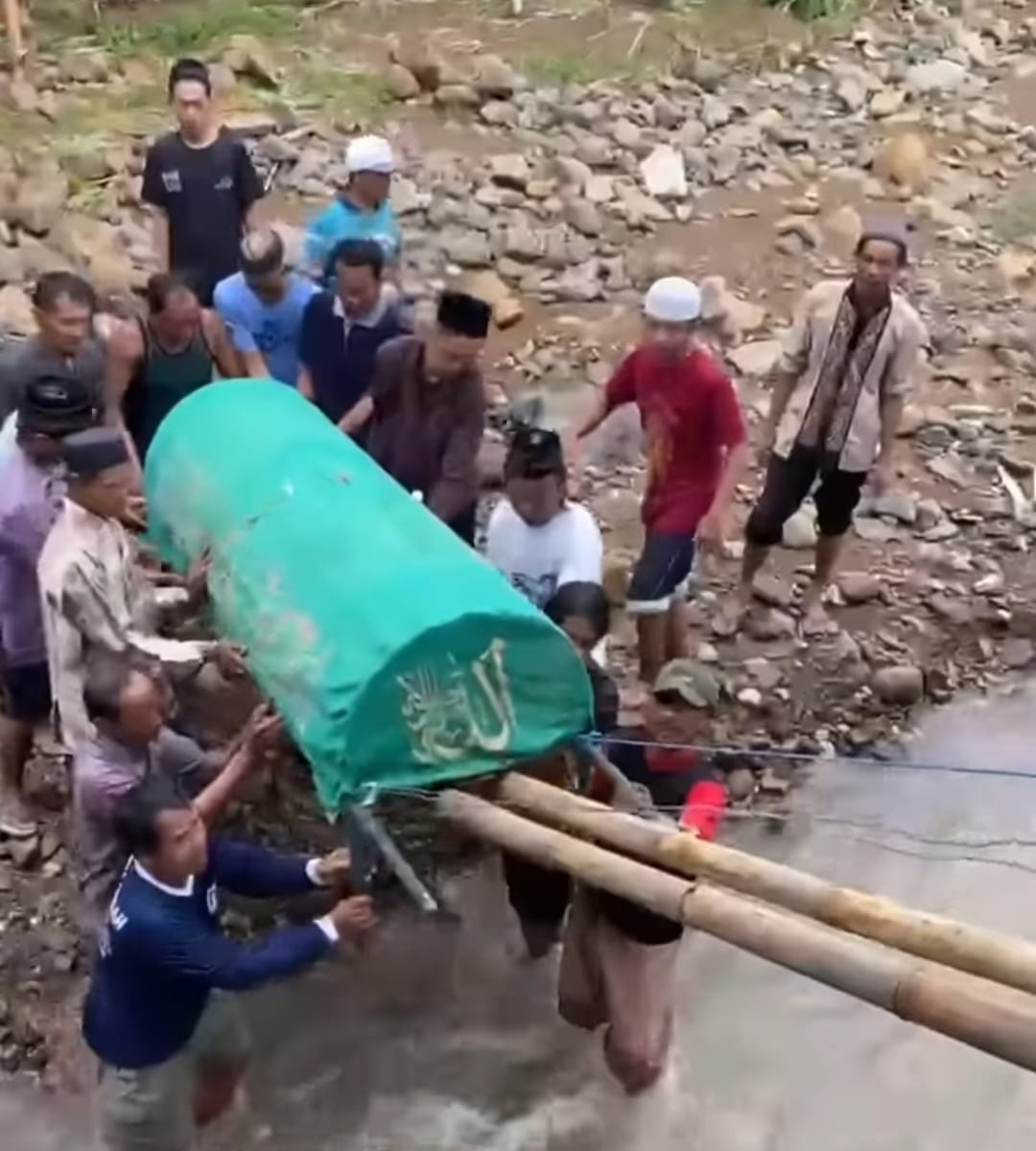 Jembatan Diterjang Banjir, Warga Ponorogo Terpaksa Kerek Keranda Dengan Bambu Lewati Sungai.