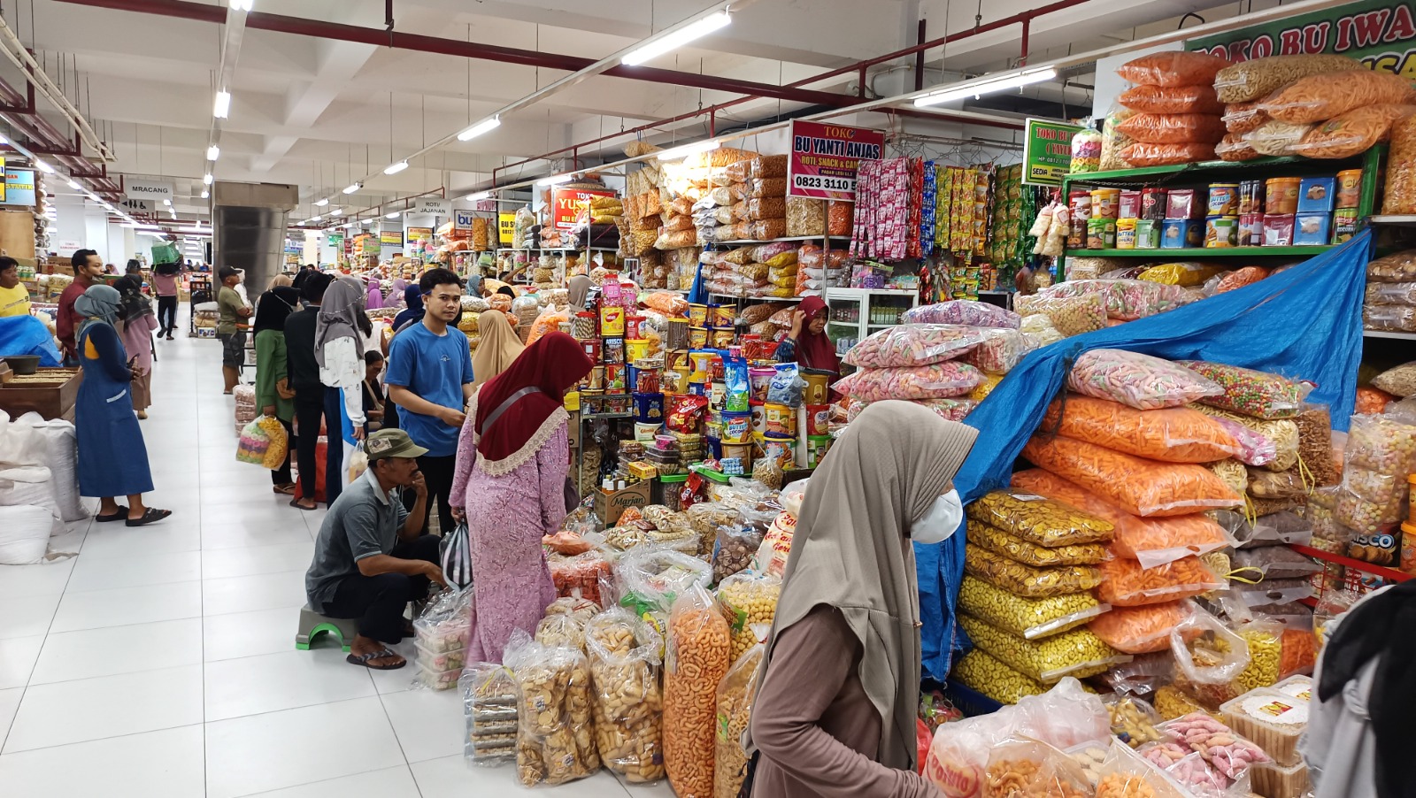 Jelang Lebaran Warga Ponorogo Berburu Kue Kering di Pasar Legi Songgolangit Ponorogo.