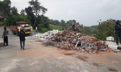 Rem Blong, Truk Muat Bata Ringan Hantam Tugu Perbatasan, Sopir dan Kenek Tewas Tergenjet Bodi Mobil.