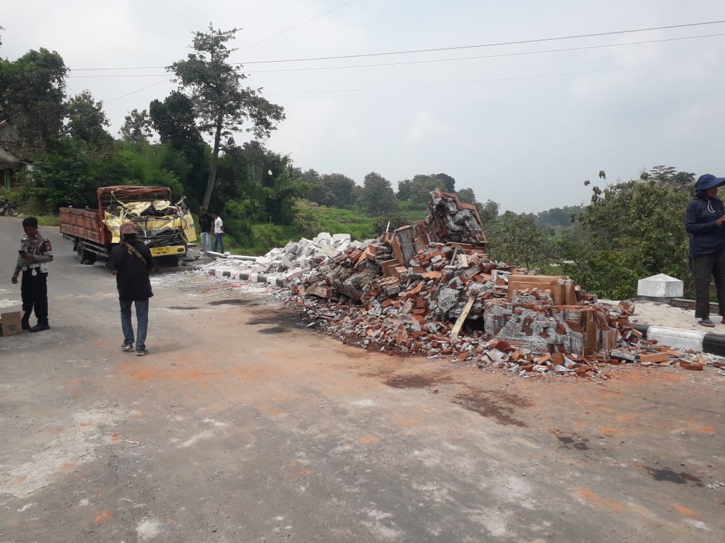 Rem Blong, Truk Muat Bata Ringan Hantam Tugu Perbatasan, Sopir dan Kenek Tewas Tergenjet Bodi Mobil.