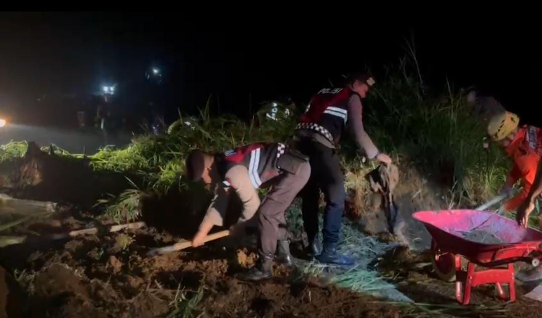 Longsor Sempat Timpa Pengguna Jalan, Jalur Sarangan-Cemoro Sewu Dipastikan Kembali Normal.