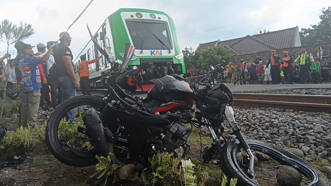 Tujuh Motor Tertabrak KA di Perlintasan KA Stasiun Magetan.