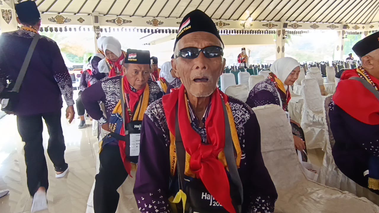 Cerita Mbah Manan, Jemaah Haji Tertua dari Magetan Bendahara Bank Desa Dengan Aset 2,5 Miliar.