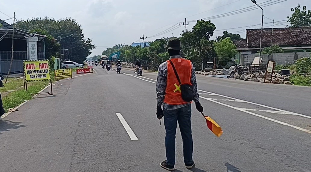 Sidak Proyek Jalan Twin Road yang Sempat Mandeg, Emil Dardak : Ini Wajah Jawa Timur.