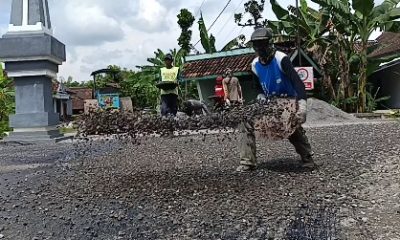 Aspal Jalan di Desa Taji, PT. Budi Trijaya Sentosa Komitmen Bantu Warga di Sekitar Tambang.