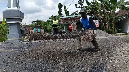 Aspal Jalan di Desa Taji, PT. Budi Trijaya Sentosa Komitmen Bantu Warga di Sekitar Tambang.