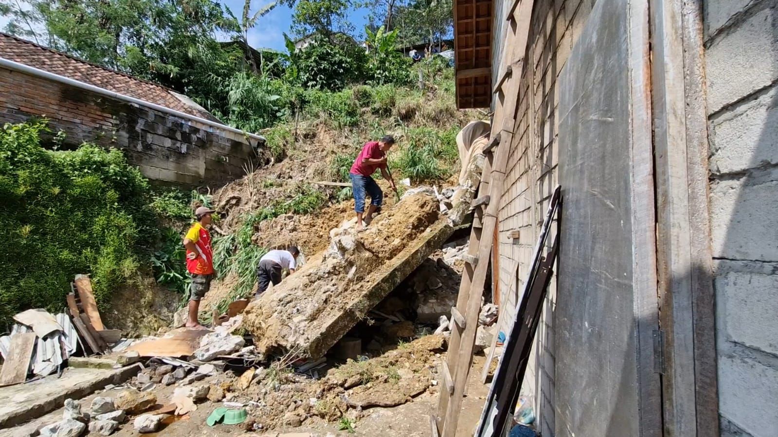 Tebing Setinggi 25 Meter Ambrol, Warga Ponorogo Evakuasi Mandiri.