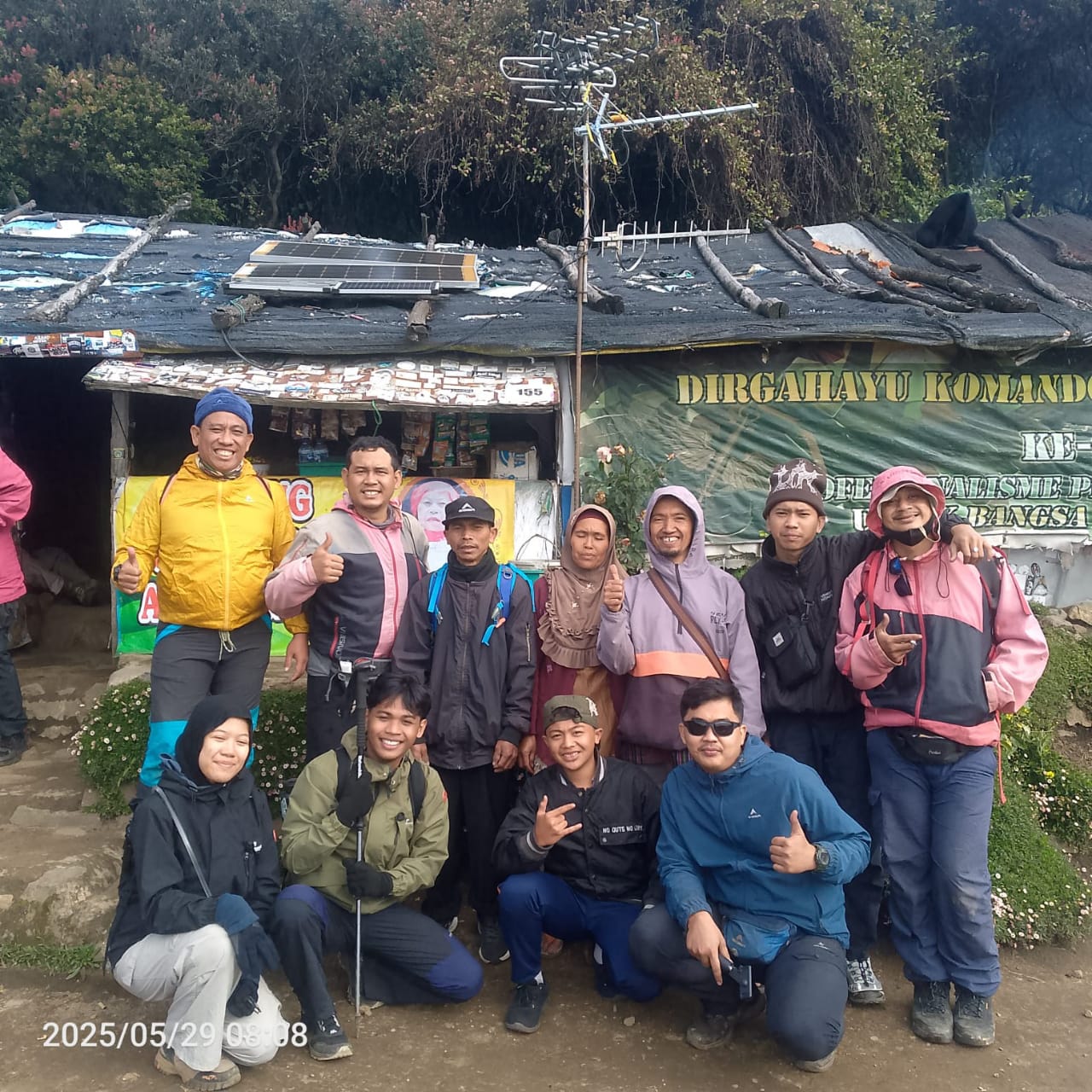 Pak Saelan Gantikan Mbok Yem Jaga Warung di Puncak Gunung Lawu, Warung Akan Tetap Buka Untuk Membantu Para Pendaki. 