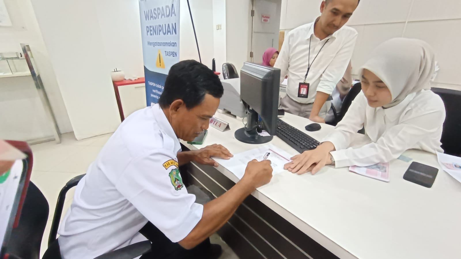 Staf Desa di Magetan yang Gajinya Raib Harus Menunggu 35 Hari Kedepan Untuk Mengetahui Nasib Uangnya.