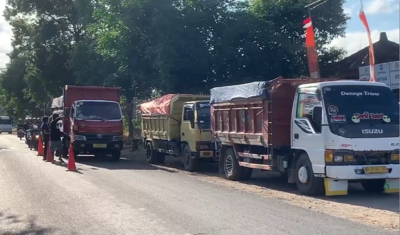 Warga Ponorogo Terapkan Sanksi Kurangi Muatan, Perbaiki Jalan Hingga Denda 2 Juta Bagi Truk Odol yang Melintas Langgar Ketentuan.